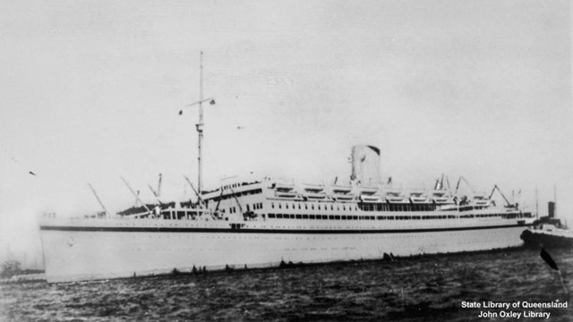 Zwart-wit foto van het passagiersschip de Asturias op zee
