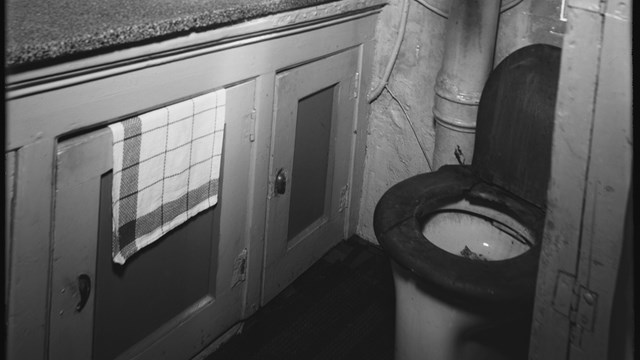 Foto van toilet geplaatst in keuken. Bron: Stadsarchief Amsterdam.